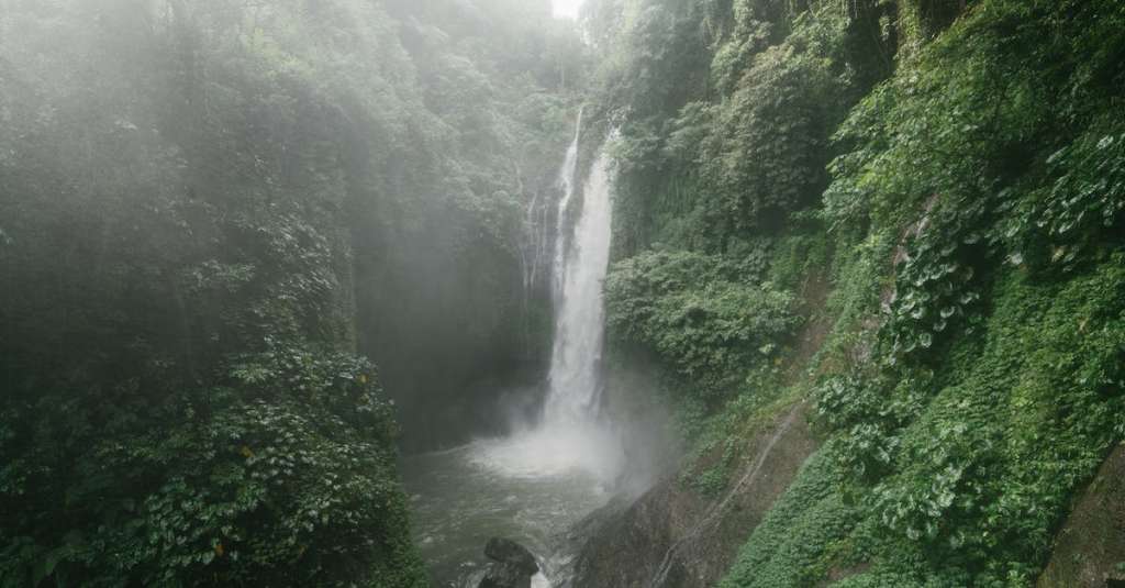 geweldige-waterval-met-weelderig-gebladerte-op-rotsen-1