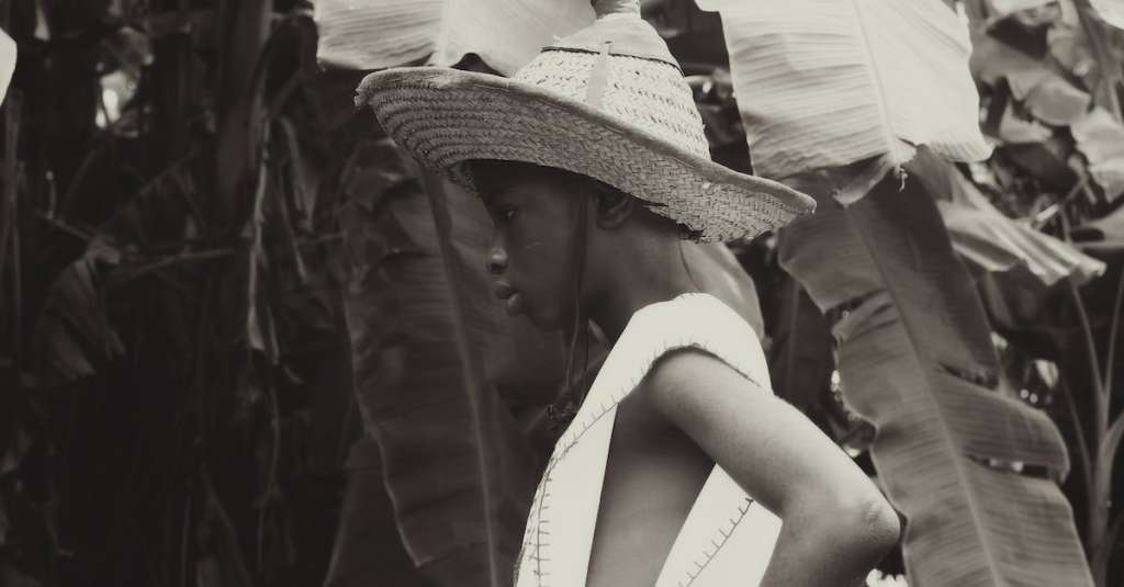gratis-stockfoto-met-afrika-afrikaans-meisje-bladeren-1
