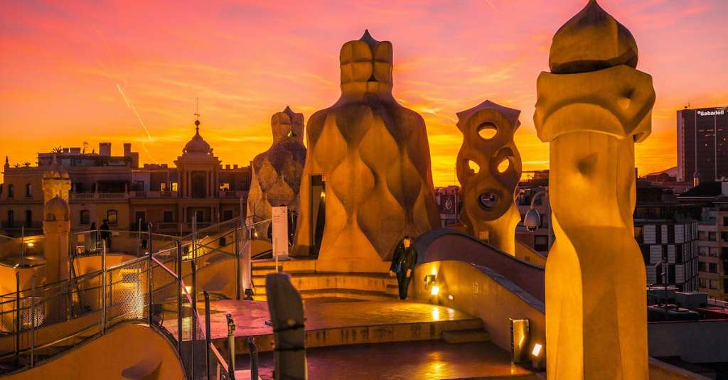 gratis-stockfoto-met-antonio-gaudi-avond-barcelona