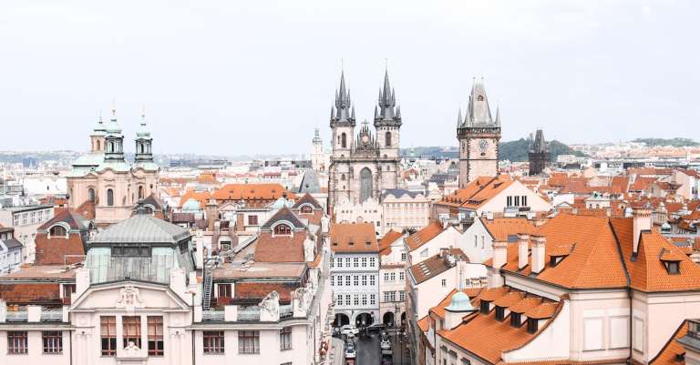 gratis-stockfoto-met-architectuur-attractie-auto-s