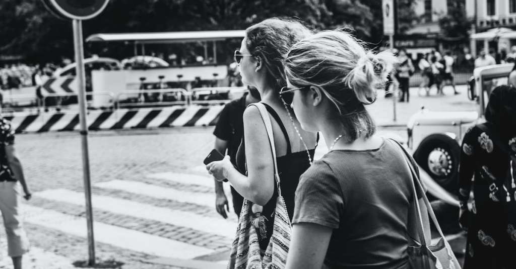 grijswaardenfoto-van-mensen-die-op-straat-lopen