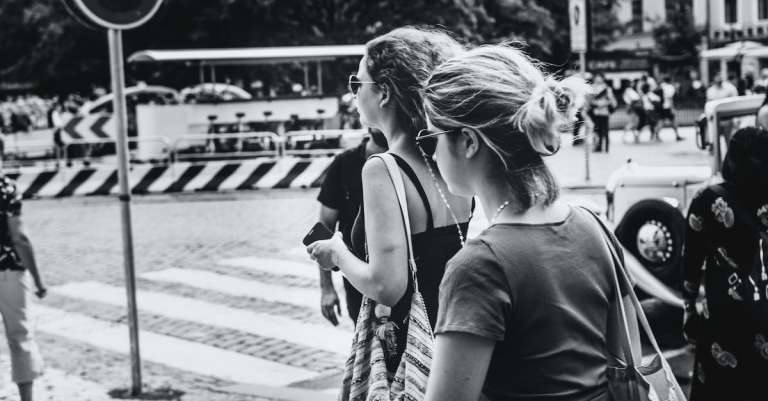 grijswaardenfoto-van-mensen-die-op-straat-lopen