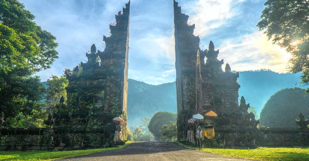 handara-gate-uner-blue-sky