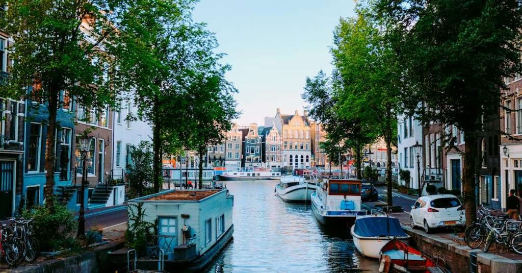 landschap-van-oude-stad-gelegen-op-kalm-kanaal