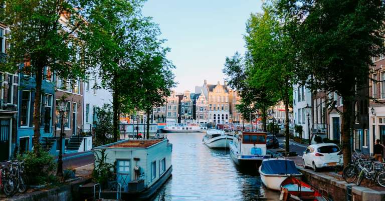 landschap-van-oude-stad-gelegen-op-kalm-kanaal