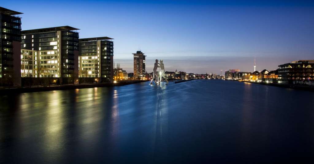 landschapsfoto-van-hoogbouw-lightning-gebouw-in-de-buurt-van-waterlichaam-tijdens-de-nacht