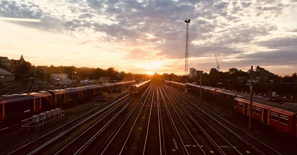 landschapsmening-van-treinstation-tijdens-zonsopgang