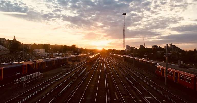 landschapsmening-van-treinstation-tijdens-zonsopgang