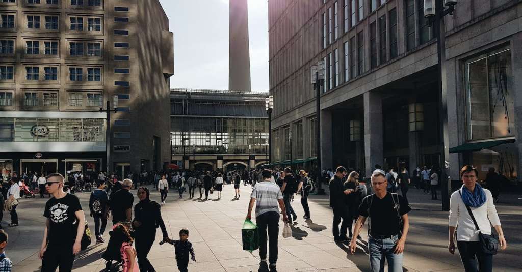 man-in-zwart-t-shirt-met-ronde-hals-die-dichtbij-gebouw-loopt