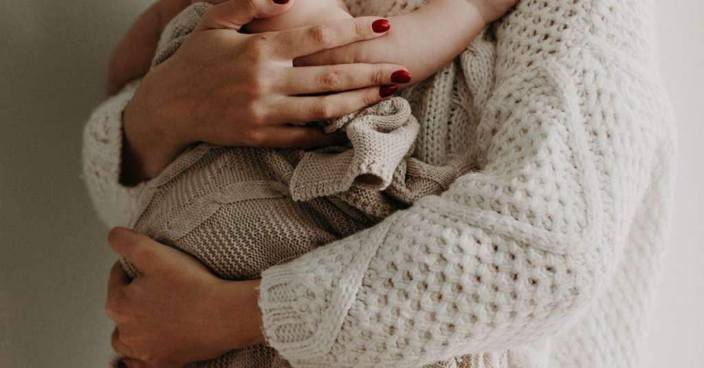 moeder-die-haar-baby-vasthoudt