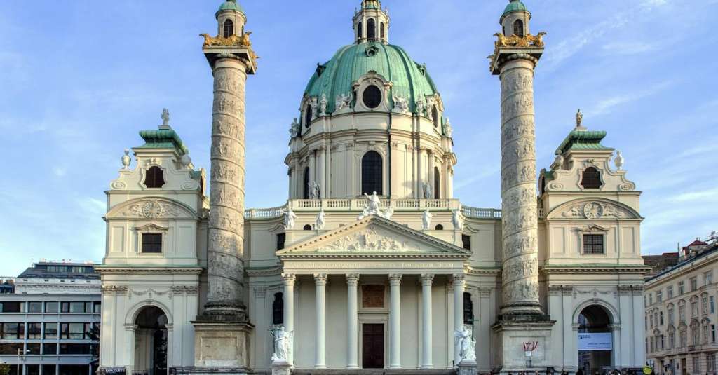 witte-concrete-churchpeople-onder-blauwe-hemel-1