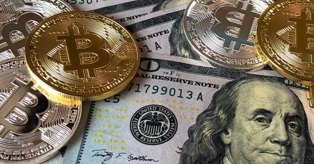 bitcoins-en-amerikaanse-dollarbiljetten