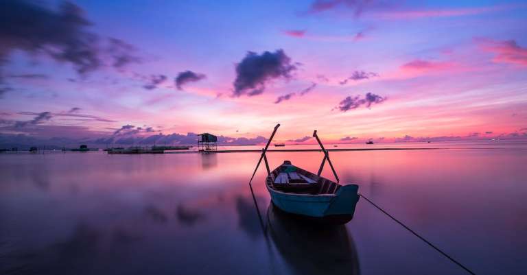 blauwe-en-witte-boot-op-waterlichaam-3