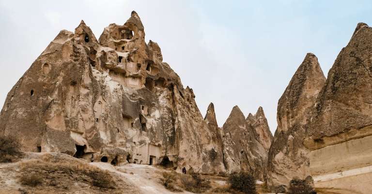 brown-rock-mountain-onder-kalme-blauwe-hemel