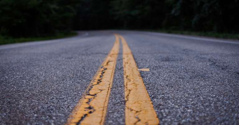 close-up-foto-van-grijze-betonnen-weg