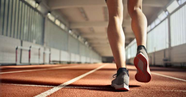 fit-atleet-tijdens-training-op-atletiekbaan