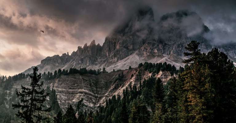 foto-van-berg-met-ijs-bedekt-met-zwarte-en-grijze-wolk