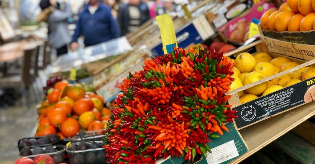 foto-van-diverse-groenten-en-fruit-op-rek