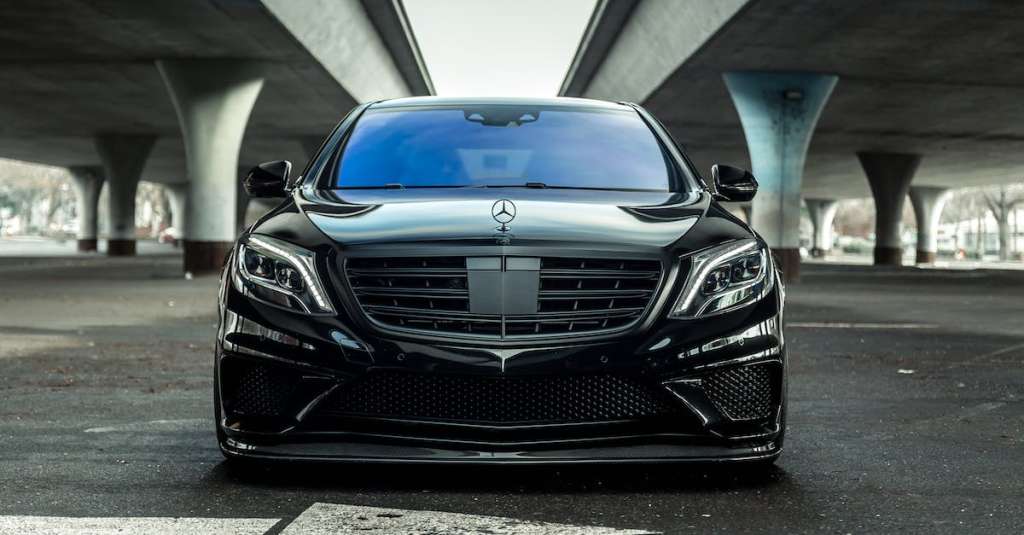 foto-van-mercedes-benz-op-weg-overdag