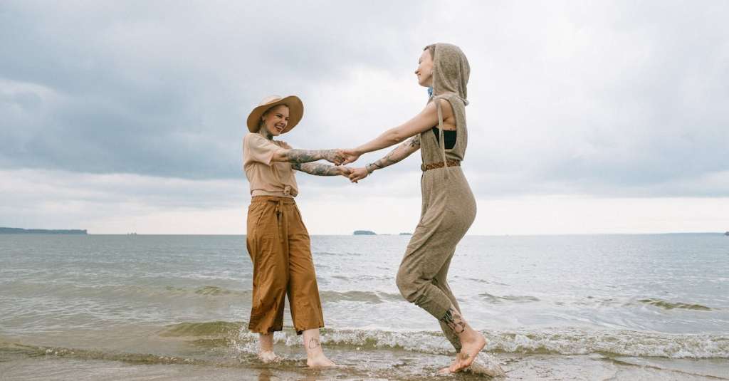foto-van-vrouwen-die-zich-op-strand-bevinden