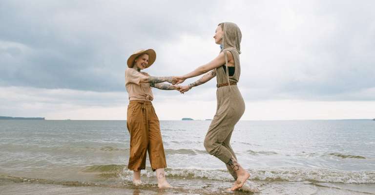 foto-van-vrouwen-die-zich-op-strand-bevinden-26