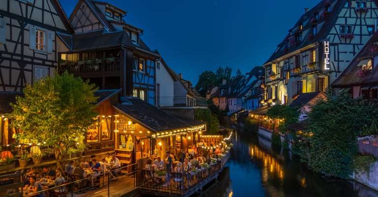 fotografie-van-gebouwen-en-kanaal-tijdens-de-nacht