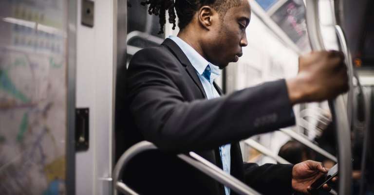gratis-stockfoto-met-aan-het-kijken-afro-amerikaans-apparaat