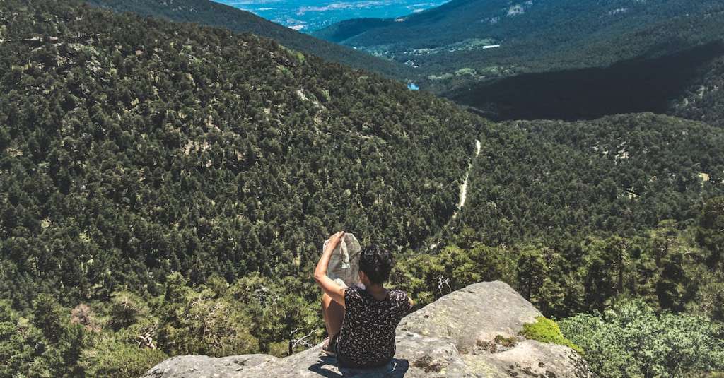 gratis-stockfoto-met-achteraanzicht-avonturier-bergen