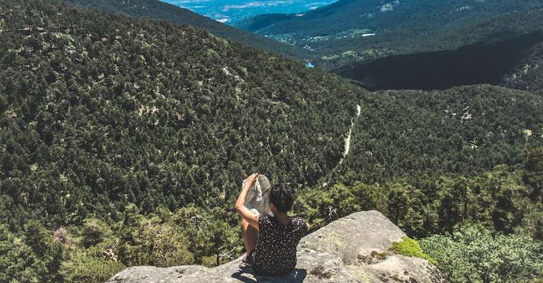 gratis-stockfoto-met-achteraanzicht-avonturier-bergen