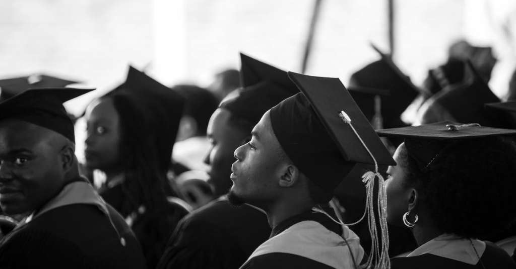 gratis-stockfoto-met-afstuderen-afstuderen-toga-s-baretten