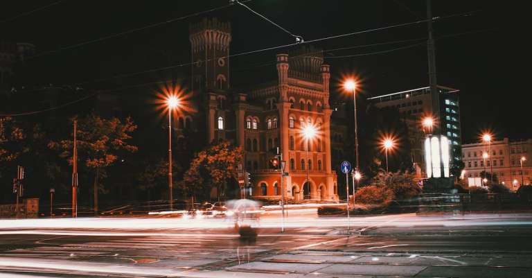 gratis-stockfoto-met-architectuur-auto-avond