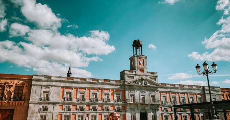 gratis-stockfoto-met-architectuur-beeld-blauwe-lucht