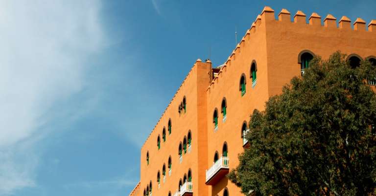 gratis-stockfoto-met-architectuur-betonnen-gebouw-blauwe-lucht-1