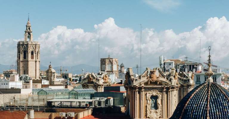 gratis-stockfoto-met-architectuur-ciutat-vella-cloudscape-2