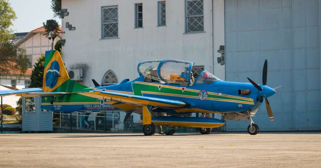 gratis-stockfoto-met-asfalt-braziliaanse-luchtmacht-hangar-1