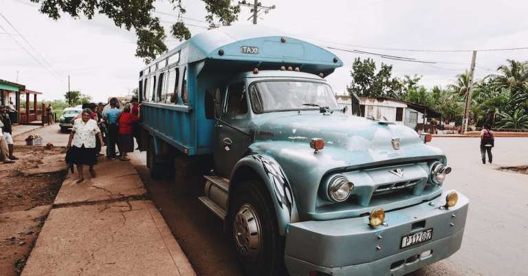 gratis-stockfoto-met-auto-autobus-cuba