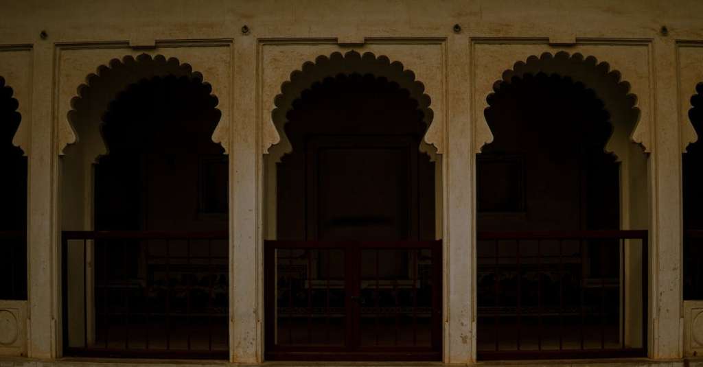gratis-stockfoto-met-balustrade-bogen-buitenkant-van-het-gebouw