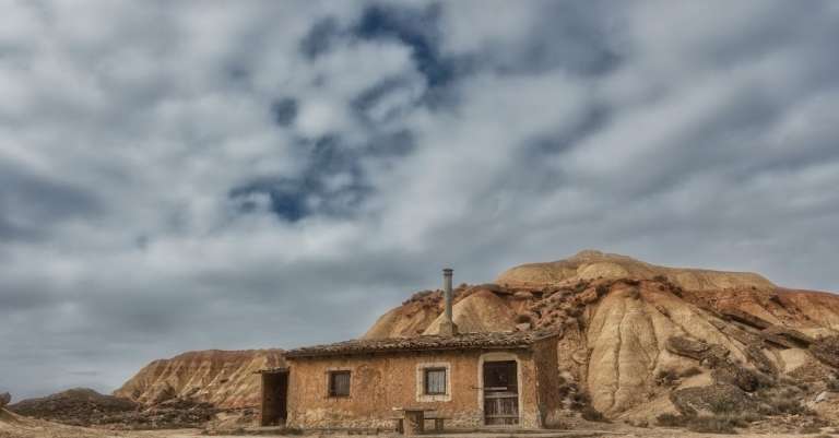 gratis-stockfoto-met-bardenas-reales-berg-cabine