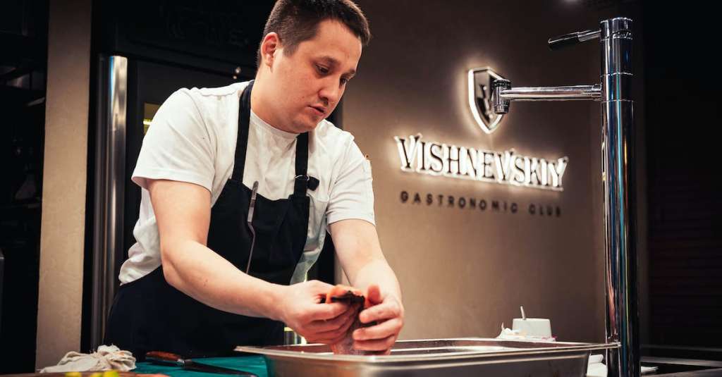 gratis-stockfoto-met-blanke-man-chef-kok-eetcafe