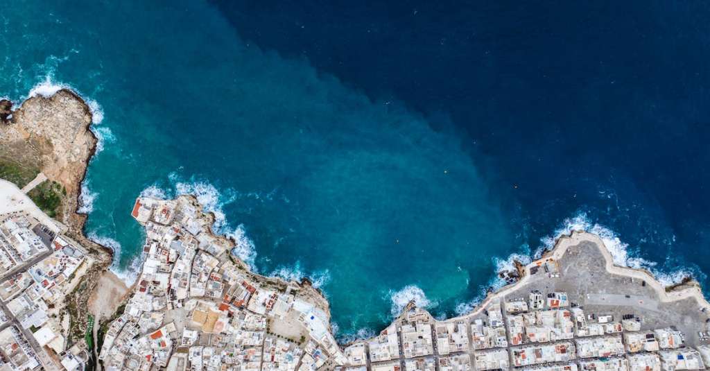gratis-stockfoto-met-blauwe-zee-dronefoto-luchtfotografie