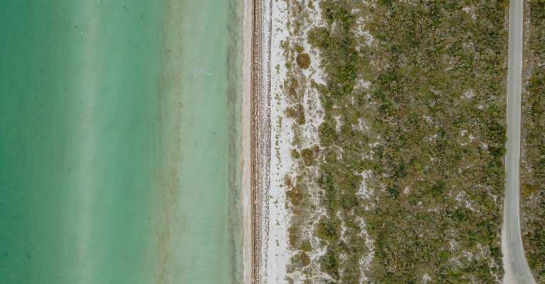 gratis-stockfoto-met-bovenaanzicht-dronefoto-kust-1