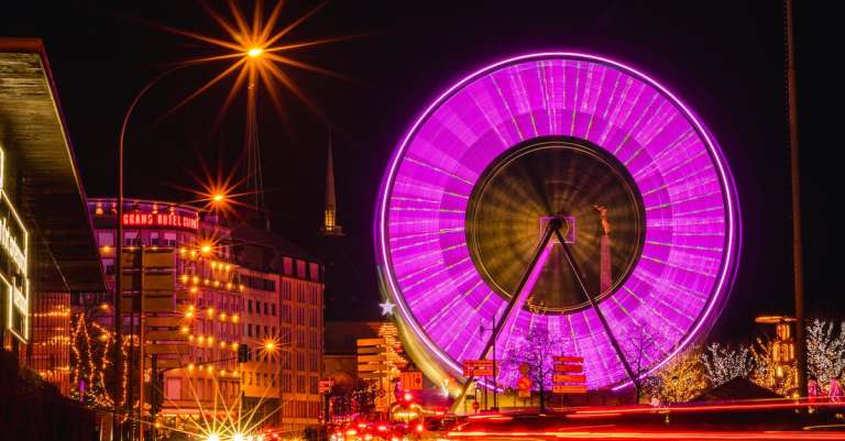 gratis-stockfoto-met-buitenkant-van-het-gebouw-festival-lampen