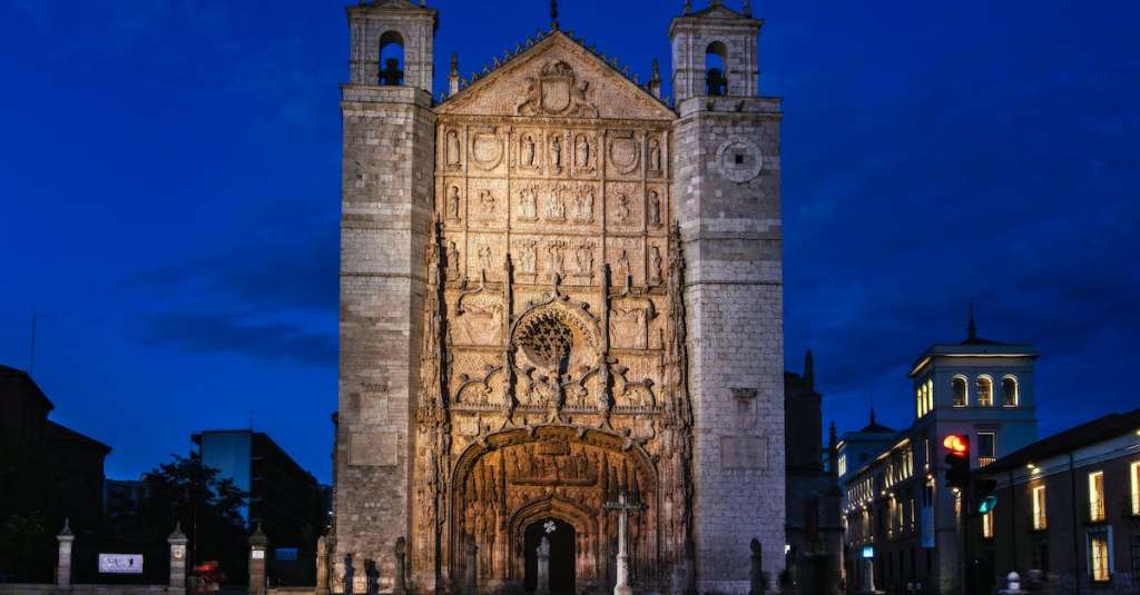 gratis-stockfoto-met-gebouw-gevel-katholieke-kerk