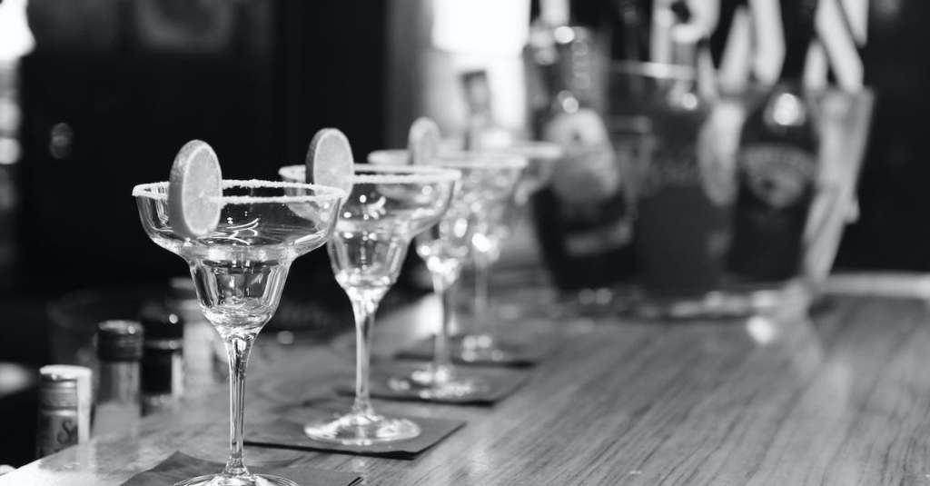 grijswaardenfotografie-van-margarita-glass-op-tafel