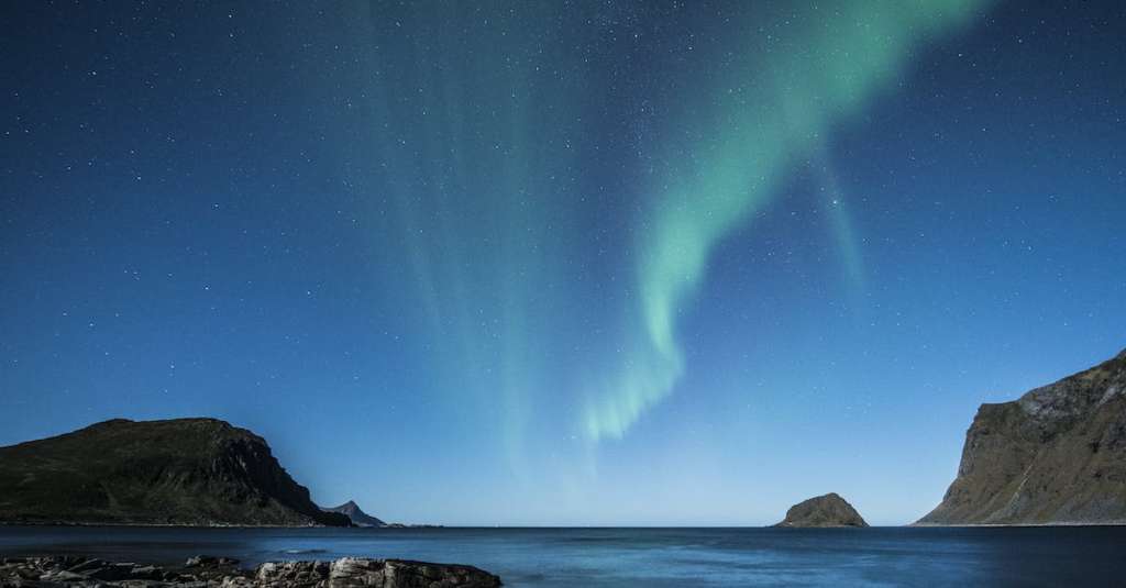 groene-aurora-lichten-boven-waterlichaam