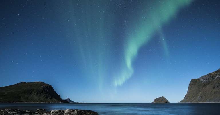 groene-aurora-lichten-boven-waterlichaam