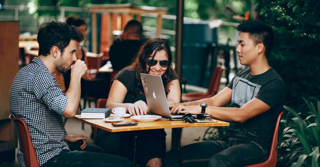 groep-vrienden-die-uit-hangen-1