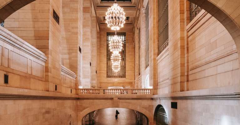 interieur-van-gewelfde-passage-in-spoorwegterminal-met-kroonluchters-1