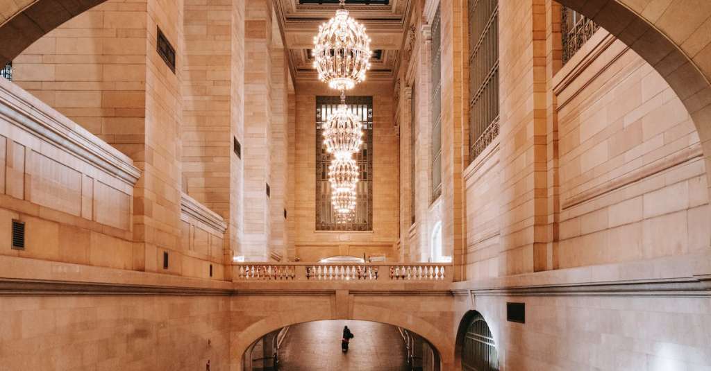 interieur-van-gewelfde-passage-in-spoorwegterminal-met-kroonluchters