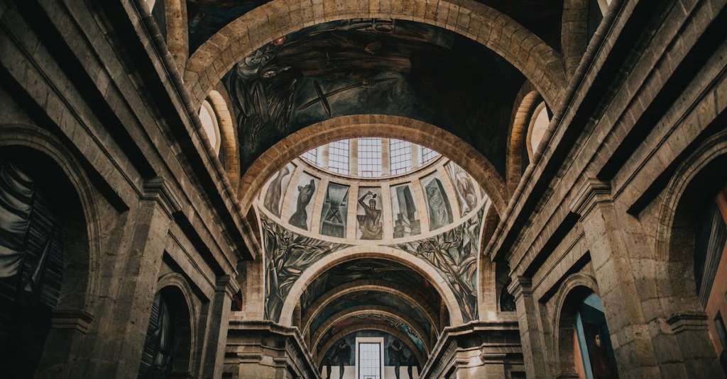 lage-hoekfotografie-van-bruin-betonnen-gebouw